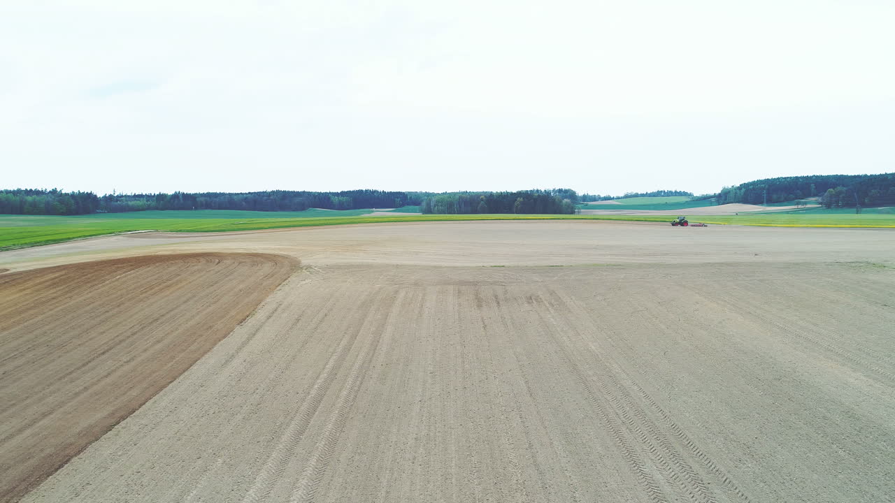 Traktor med plog plöjer fält Jordbruksbakgrund 4K