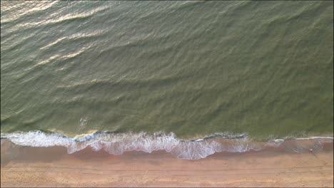 Vista-Aérea-De-Arriba-Hacia-Abajo-De-Las-Olas-Del-Mar-Que-Se-Lavan-En-La-Playa