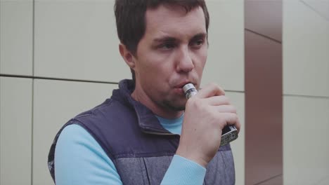 hombre vaping afuera