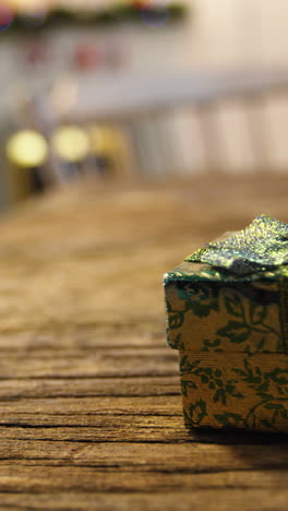 caja de regalos de navidad en una mesa