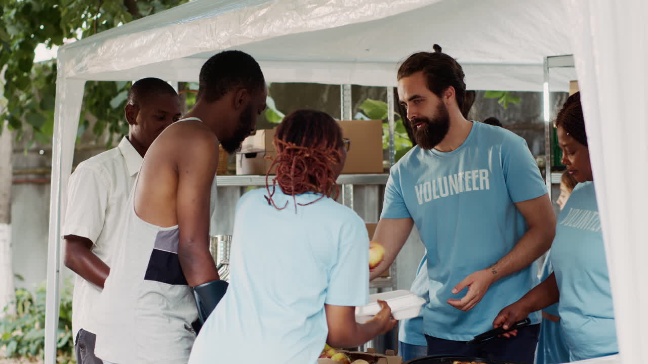 hombre con muletas asistido por una mujer
