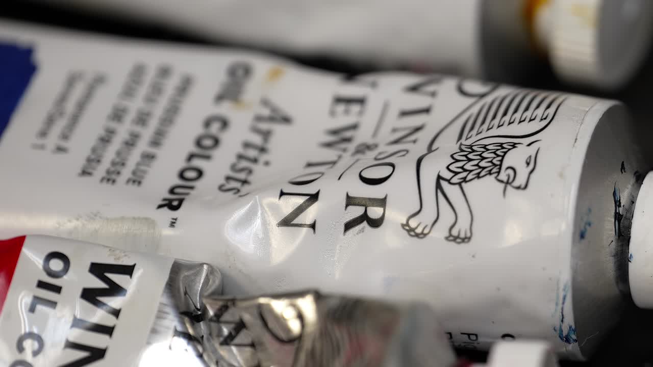 소모 된 사용 된 오일 컬러 페인트의 튜브 를 가로질러  ⁇