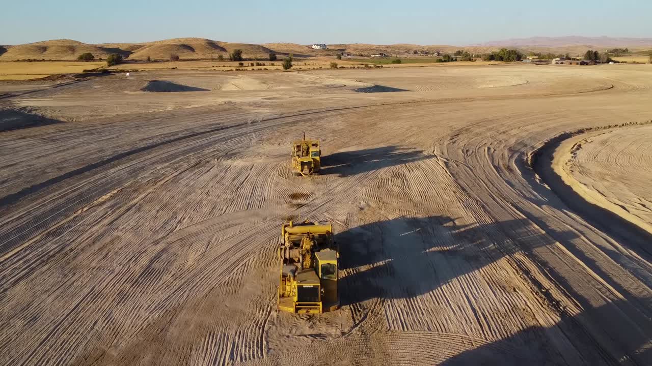 video de drones de excavación con raspadores tournapull en el desierto