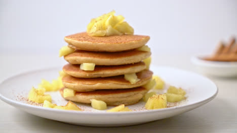 Tortita-De-Manzana-O-Crepe-De-Manzana-Con-Canela-En-Polvo