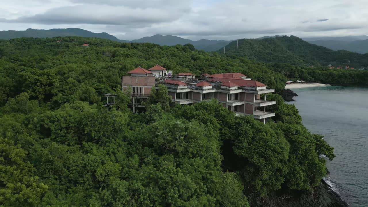 인도네시아의 녹색 자연 속에서 버려진 호텔의 공중 드론 패닝 샷