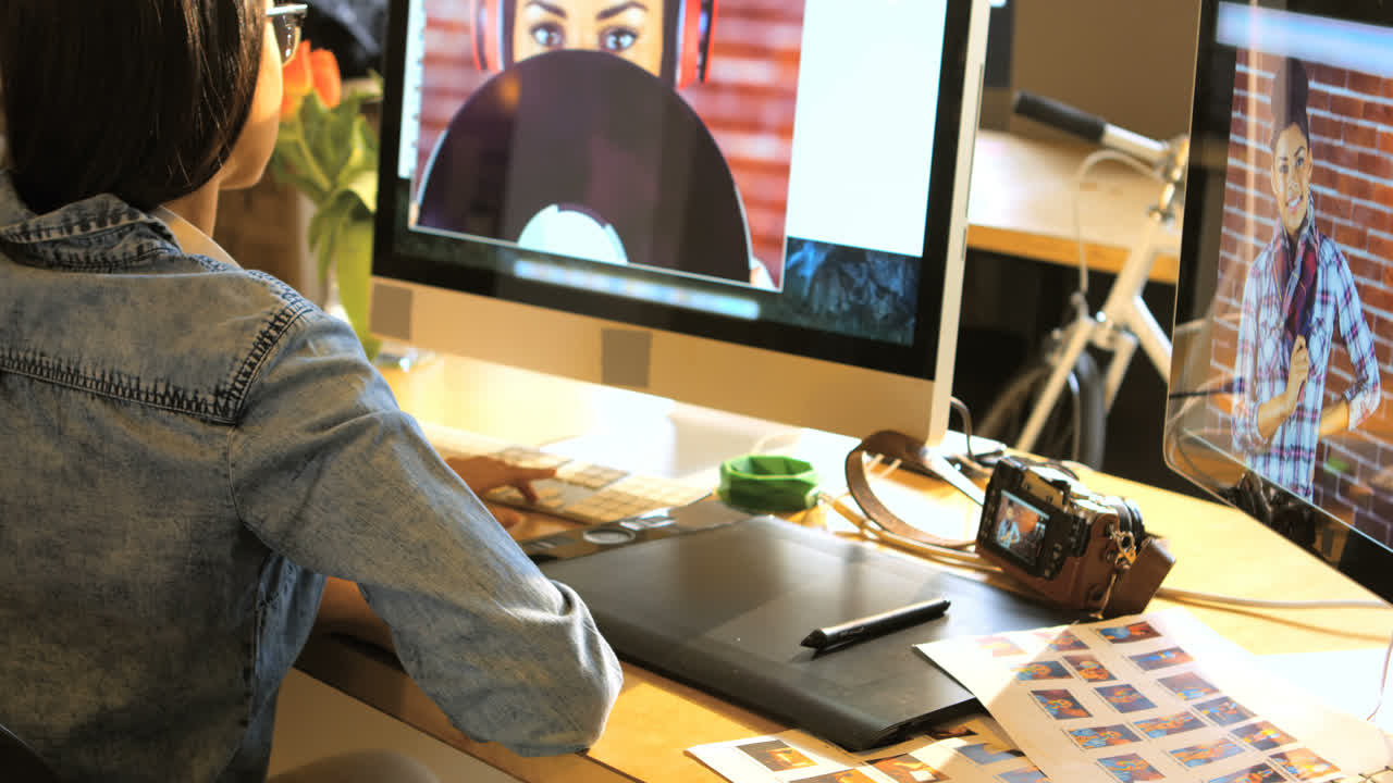 diseñadora gráfica que trabaja en la computadora