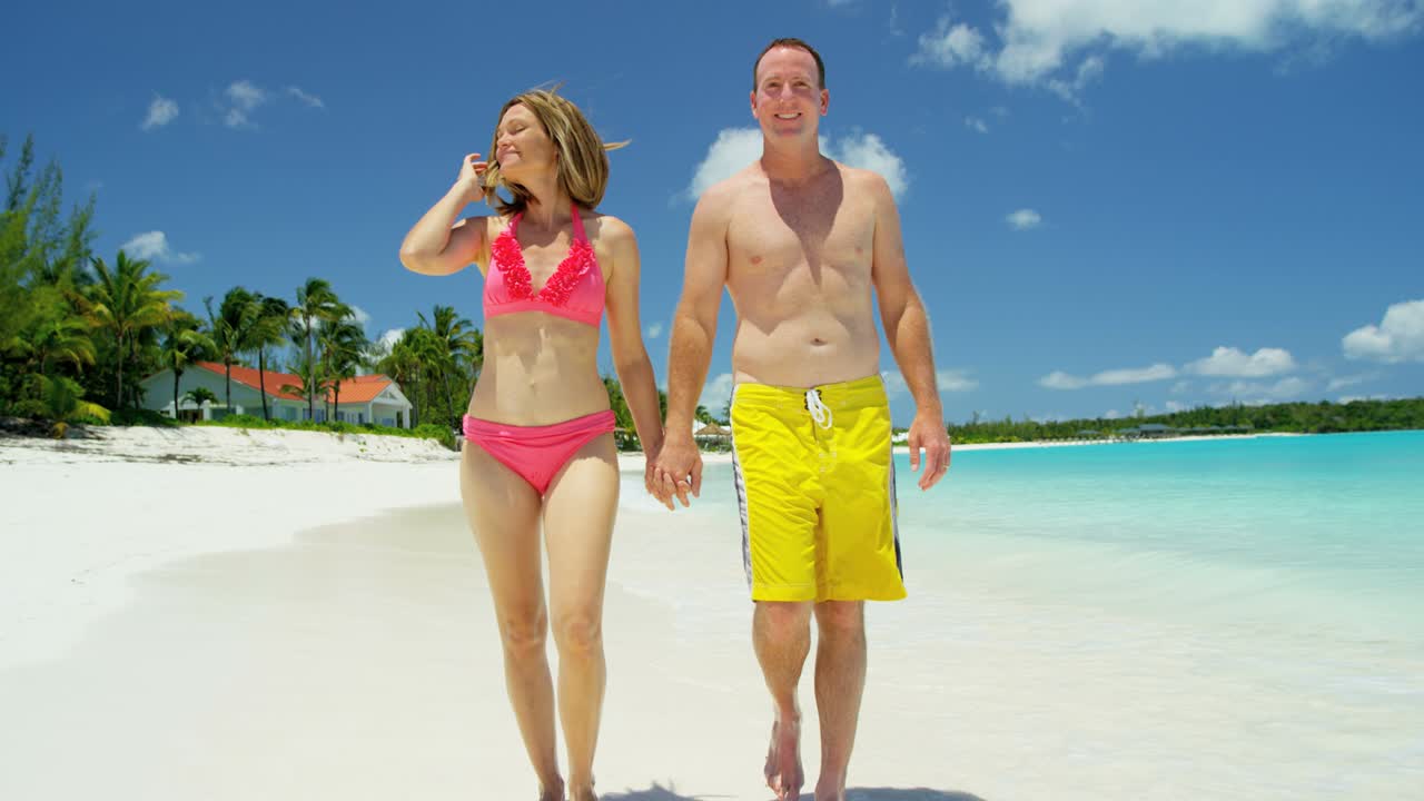 Coppia caucasica in costume da bagno in una lussuosa vacanza al mare