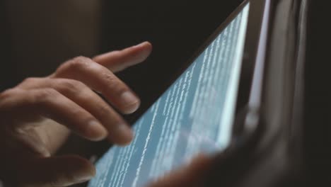 filmado en cámara lenta mostrando las manos del hombre navegando en las redes sociales o jugando con una tableta móvil por la noche