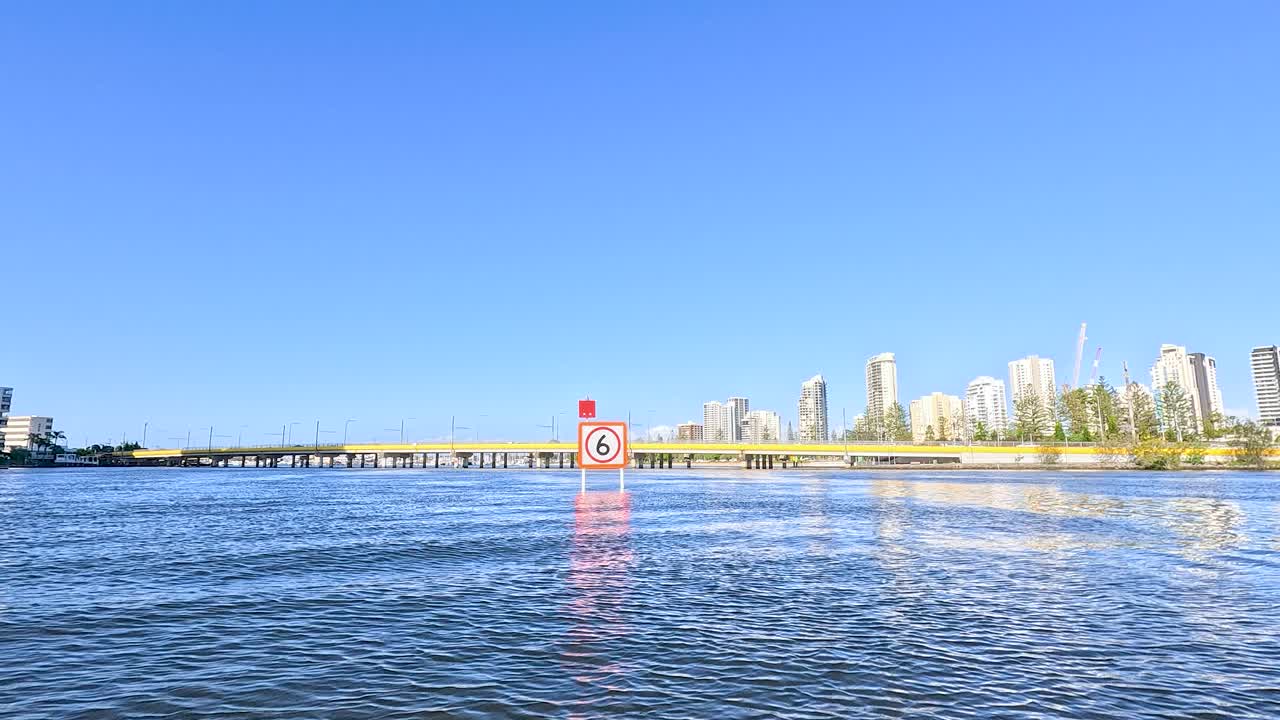 배는 도시 스카이라인과 함께 강을 따라 이동합니다.