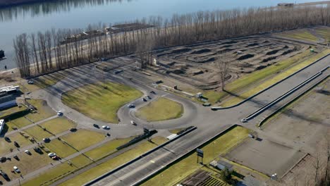 vista aérea del parque de carreras de la misión con autos de carrera conduciendo y a la deriva