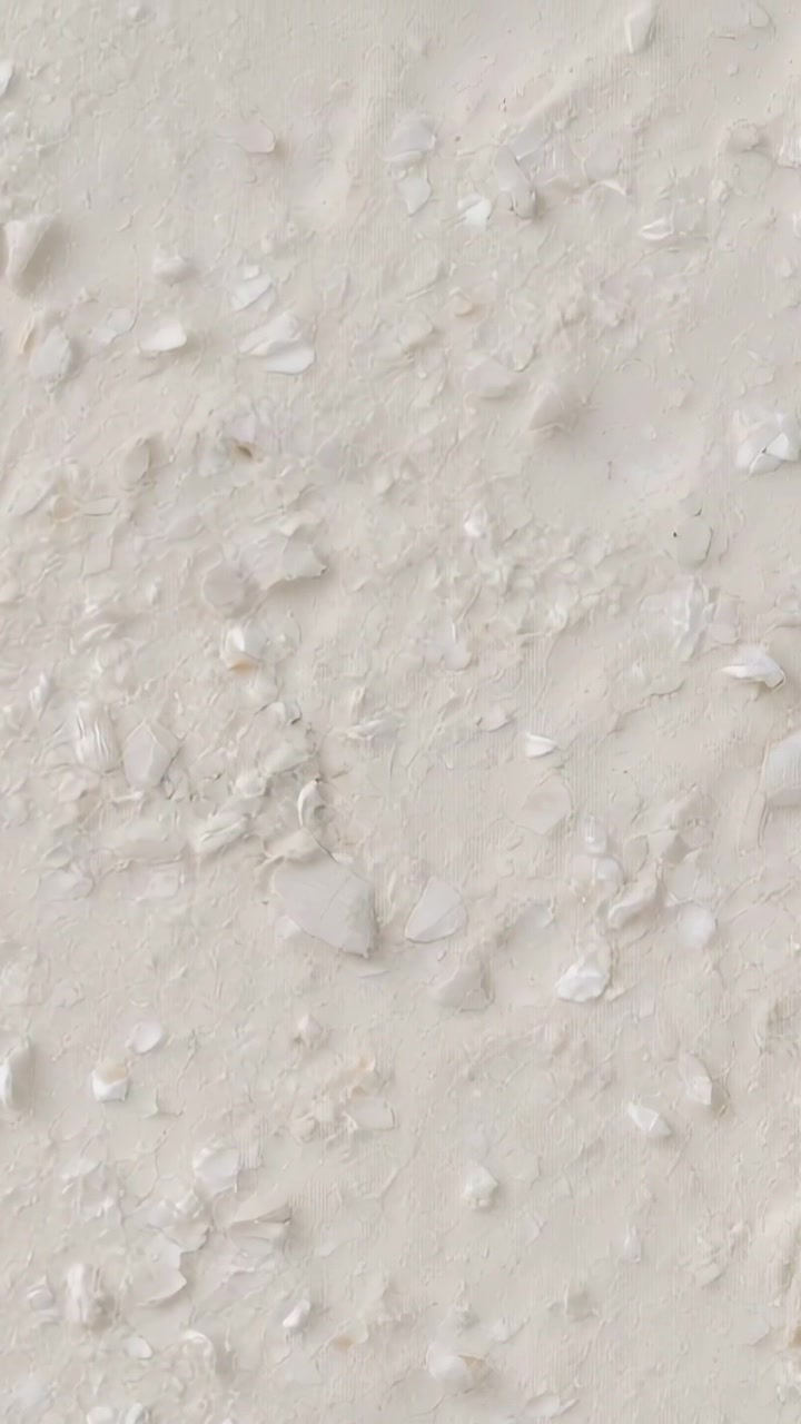Video verticale: deriva della cam che sposta la messa a fuoco, parete filmata in primo piano con scaglie e granelli per la texture