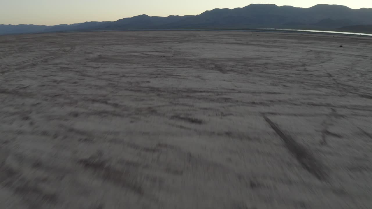 드라이 레이크 베드 네바다 공중 돌리 앞으로 기울이면 흐릿한 하늘이 나타납니다.