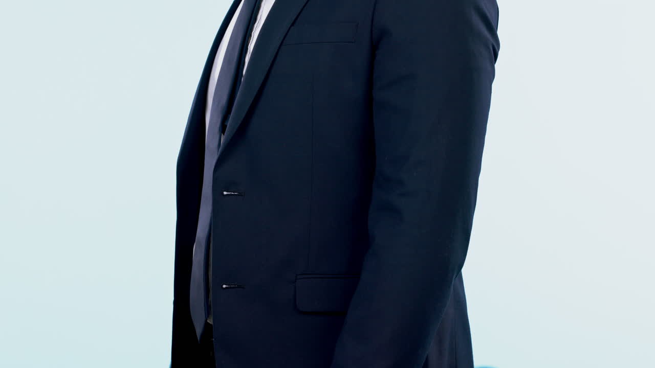 brazos cruzados, traje y torso de hombre de negocios