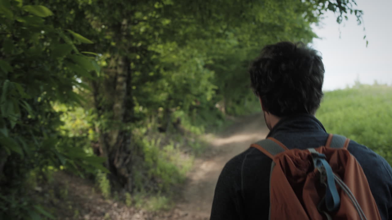 아래로 걷는 등산객 남자의 클로즈업 샷