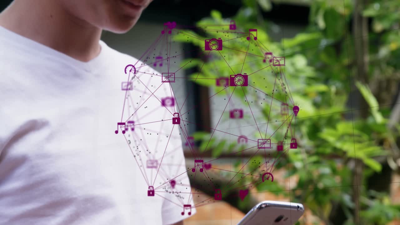 animación de globo de iconos digitales sobre niño caucásico usando teléfono inteligente al aire libre