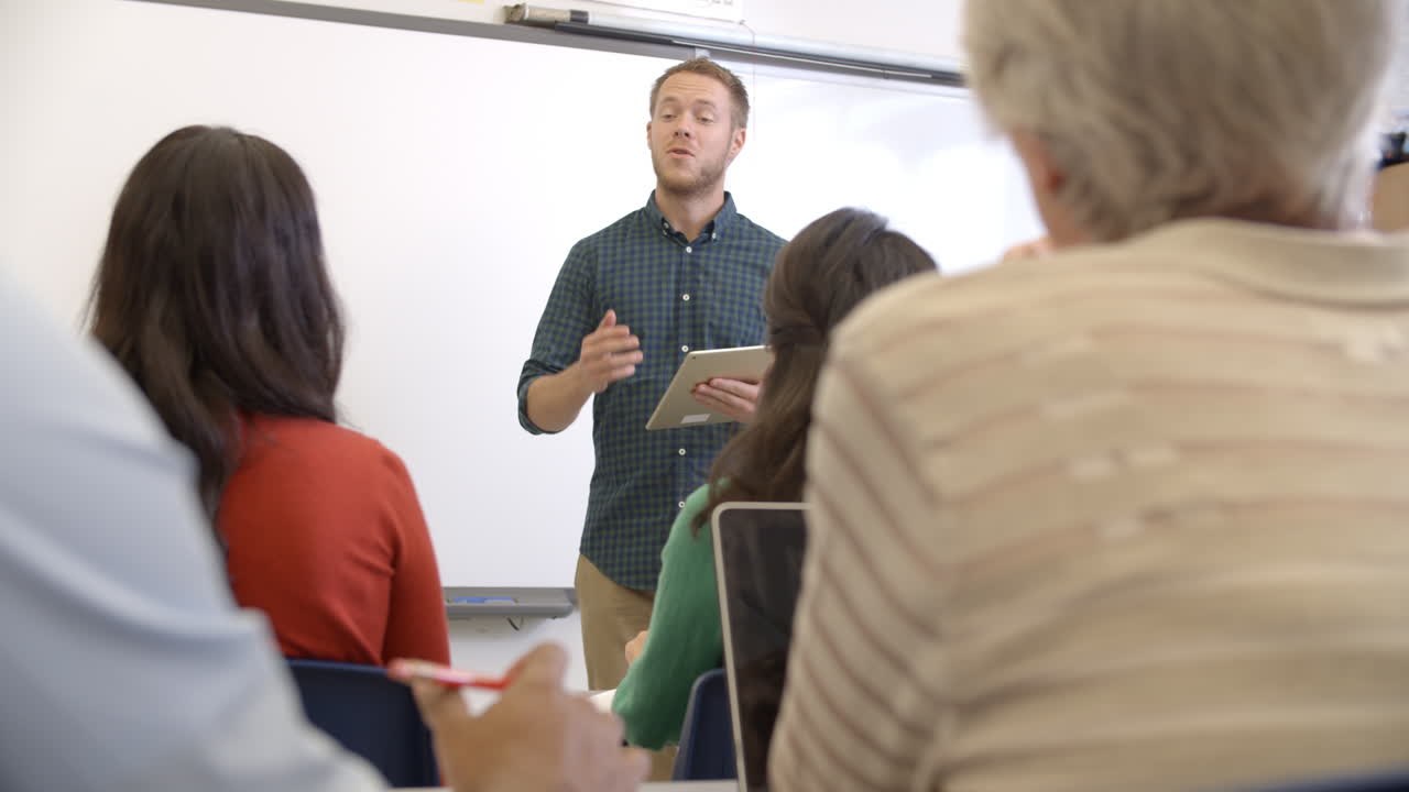 maestro de sexo masculino tomando una clase de educación de adultos, filmado en r3d