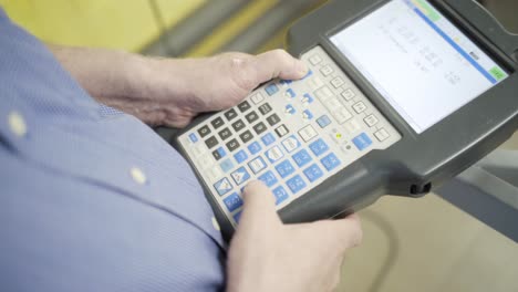 técnico que opera el panel de control industrial