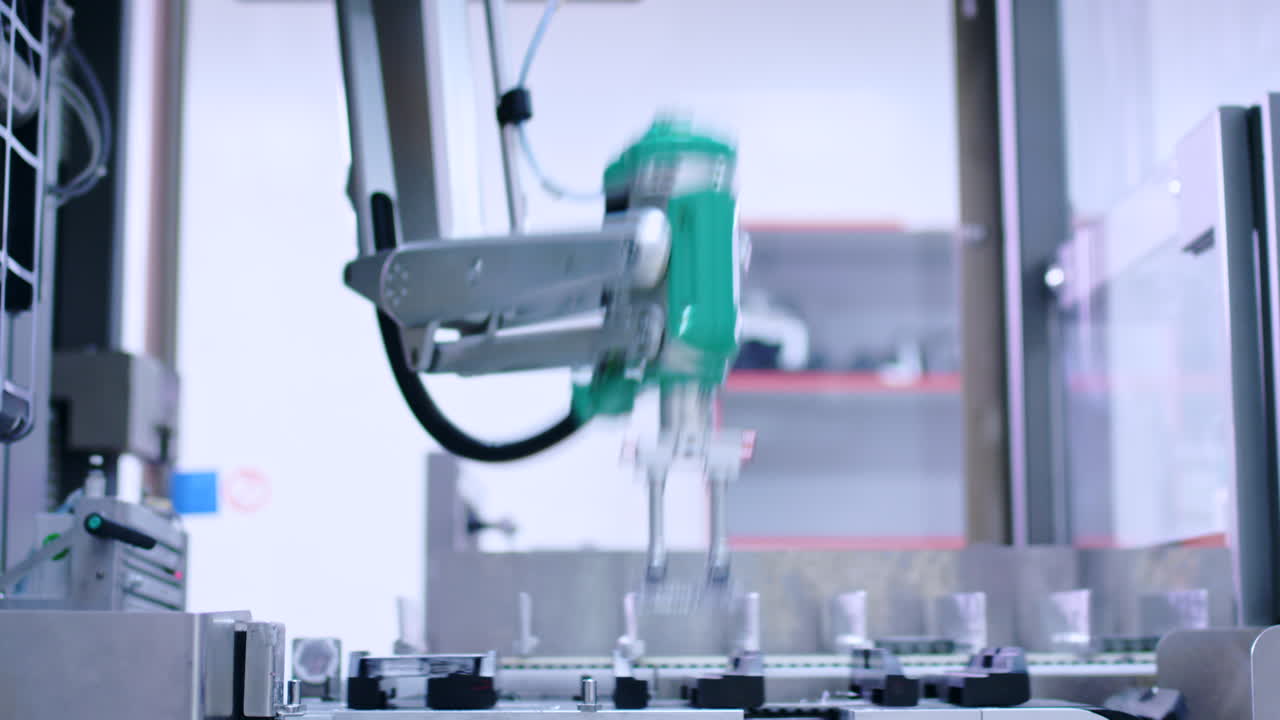 paquete de medicamento en cinta transportadora en una fábrica farmacéutica. línea de envasado