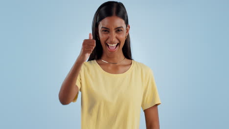 mujer feliz, sonrisa y pulgares hacia arriba en el éxito