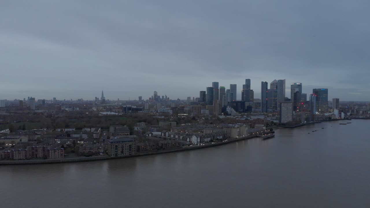 카나리 워프 구름에서 런던 스카이라인의 넓은 낙하 드론 샷
