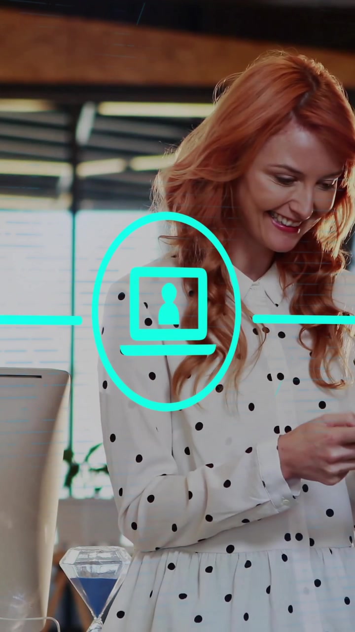 Animazione di una rete di connessioni con icone digitali su una donna d'affari caucasica che usa lo smartphone