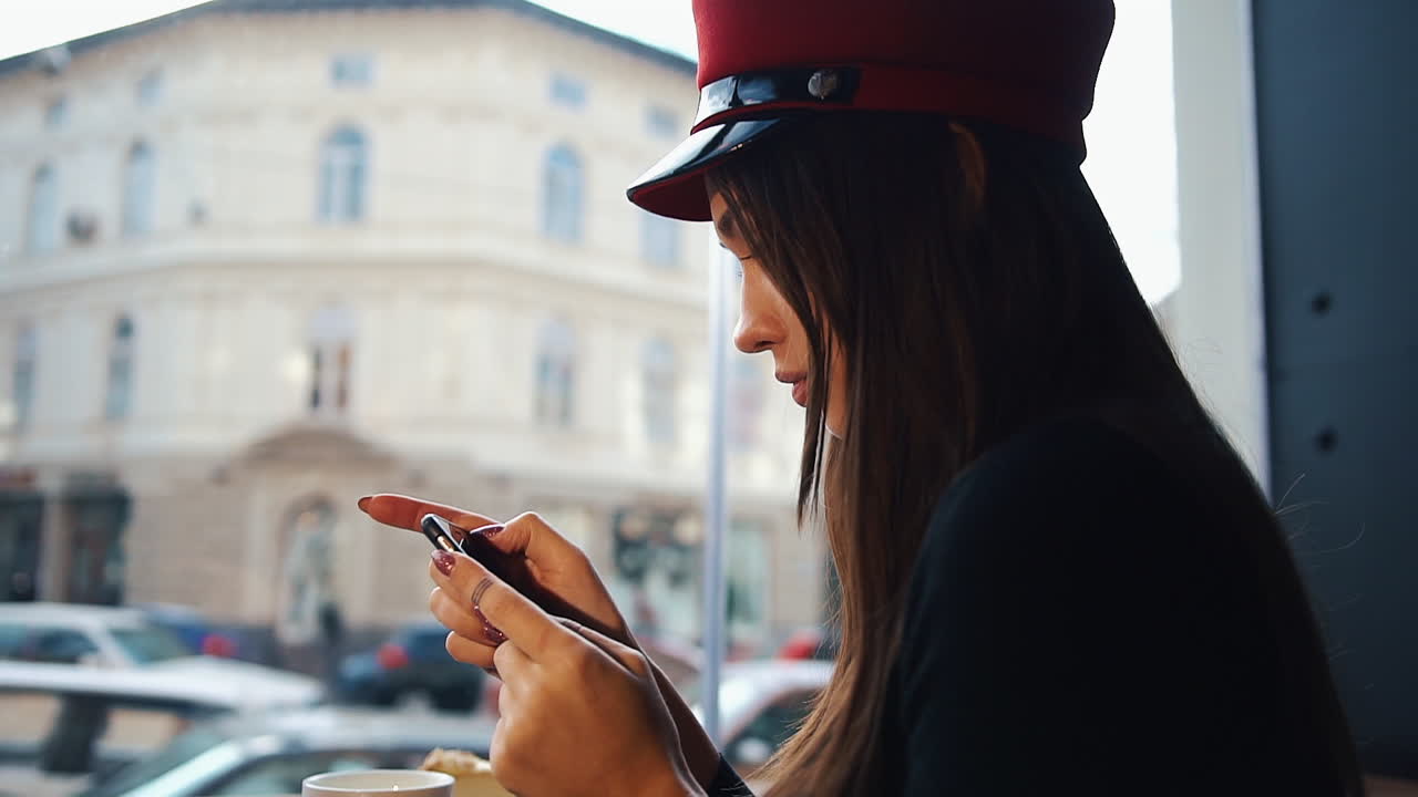 카페에서 스마트폰을 사용하는 여성