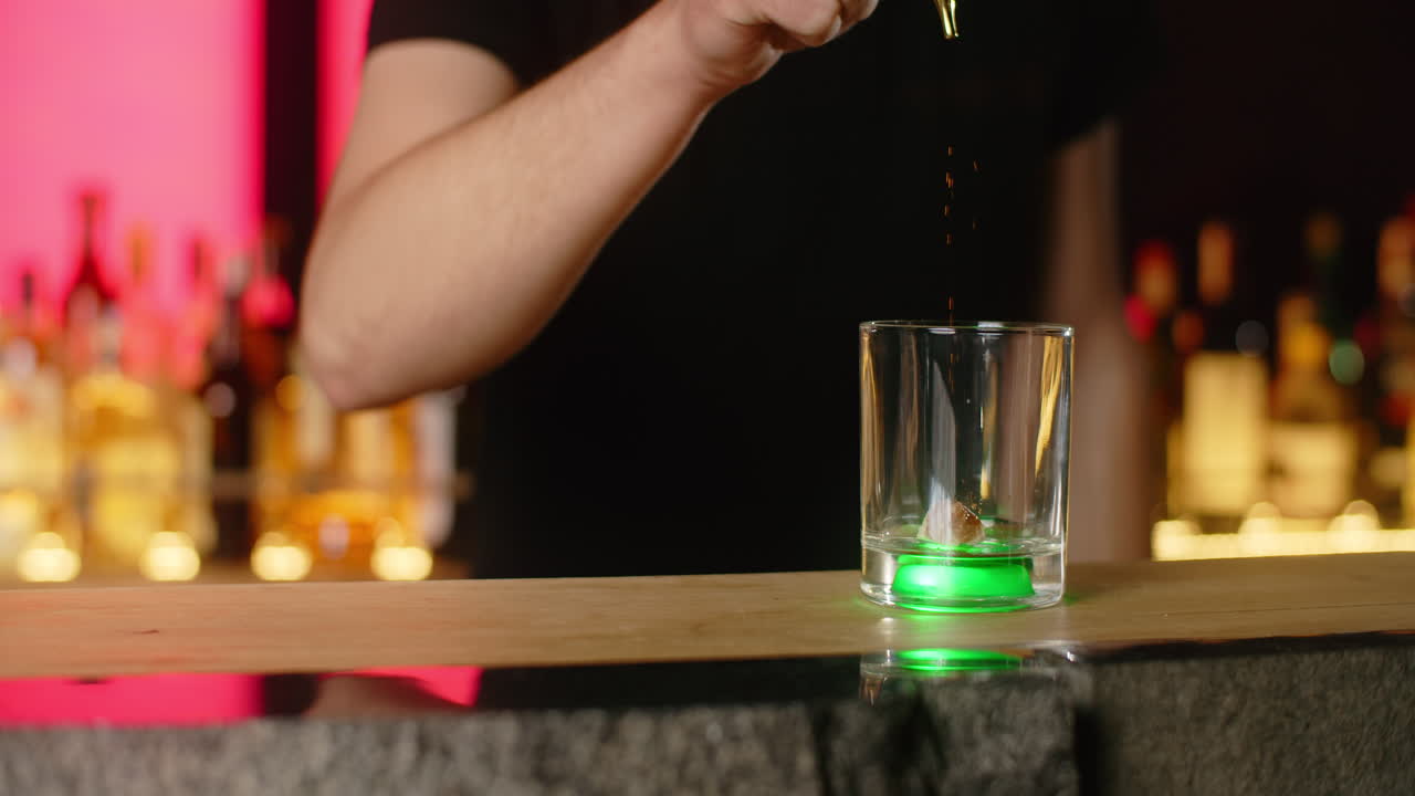 el camarero preparando un cóctel.