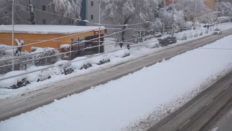 Blick-Auf-Den-Schneebedeckten-Münchner-Stadtverkehr