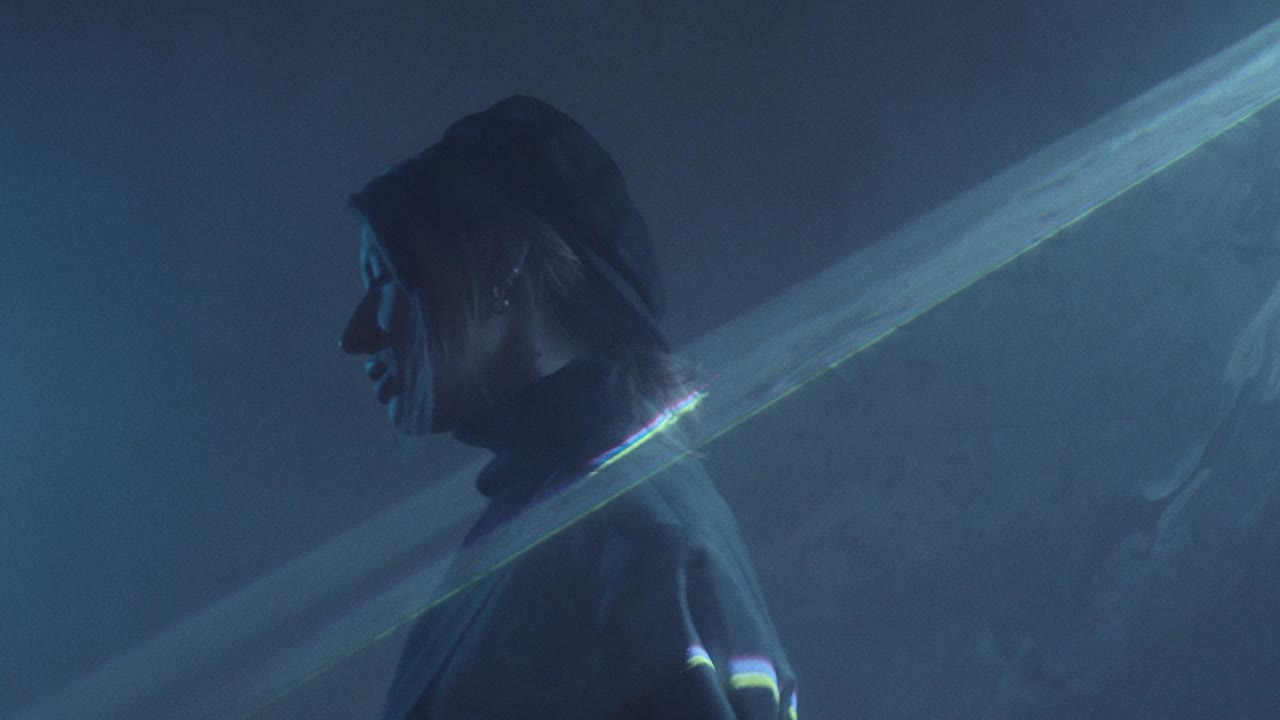 mujer levantándose de un rayo láser plano en una habitación oscura