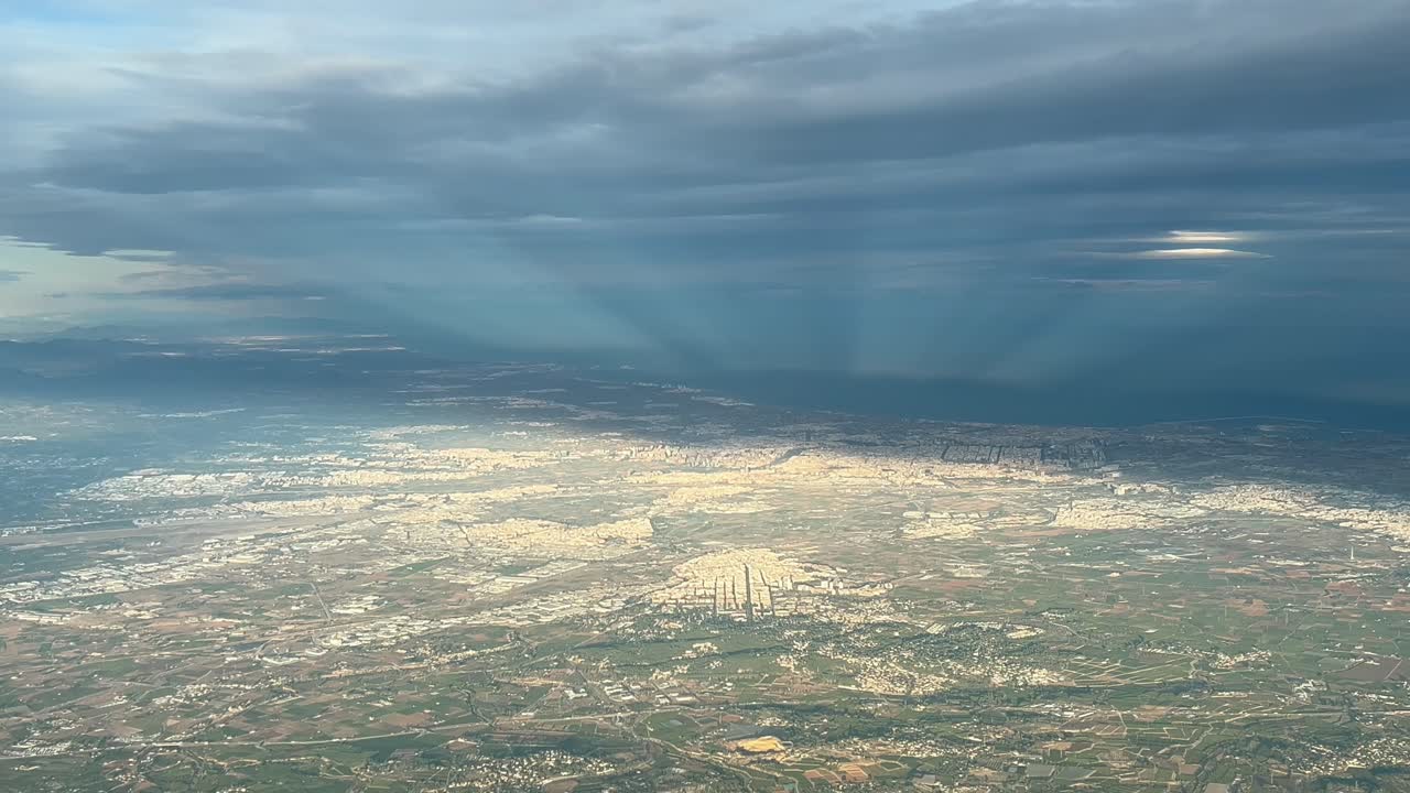 해가 지면 4000m 높이 서쪽으로 날아가는 비행기 객실에서 조종사들이 보는 성서의 하늘 풍경