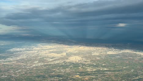 Biblische-Himmelsansicht,-Wie-Sie-Die-Piloten-Aus-Einer-Flugzeugkabine-Sehen,-Die-Bei-Sonnenuntergang-In-4000-M-Höhe-Nach-Westen-Fliegt