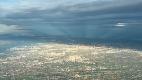 vista del cielo bíblico vista por los pilotos desde una cabina de avión volando a 4000 m de altura hacia el oeste al atardecer