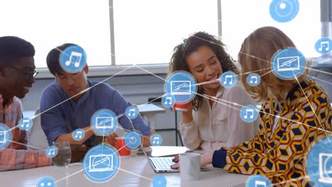 animación de una red de iconos digitales sobre diversos colegas discutiendo juntos en la oficina