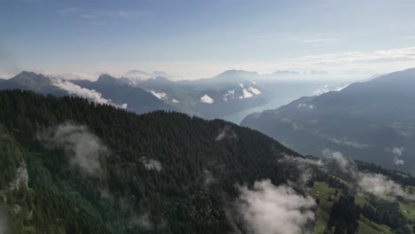 Luftaufnahme-Mystischer-Berge:-Einfangen-Der-Schönheit-Grüner-Gipfel-Und-Wolken