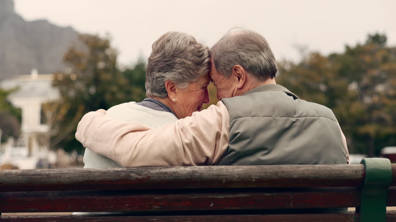 Amore, affetto e coppia anziana su una panchina