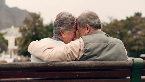 amor, afecto y pareja mayor en un banco