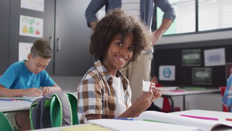 Porträt-Eines-Glücklichen-Afroamerikanischen-Schuljungen-Am-Schreibtisch-In-Einer-Vielfältigen-Schulklasse