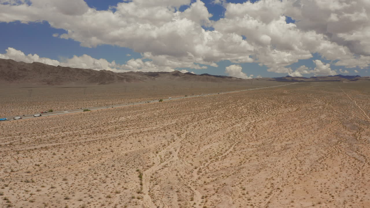 el desierto de mojave en california, junto a la autopista i-15