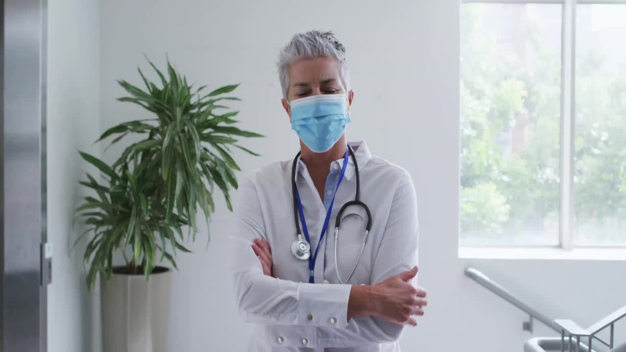 Médica sênior reagindo a gráficos médicos que aparecem, pegando o prontuário do paciente e revisando os dados.