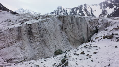 Aufschlussreiche-Luftdrohnenaufnahme-Einer-Großen-Schlucht-Im-Inneren-Des-Ak-Sai-Gletschers-In-Kirgisistan