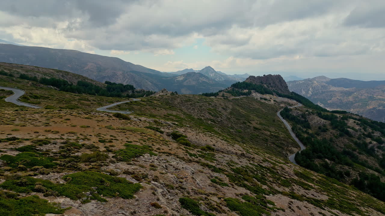 Strade panoramiche di montagna vicino al Parco Nazionale della Sierra Nevada a Granada, Spagna
