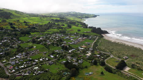 vista aérea de la aldea de warrington y el dominio recreativo a lo largo de la costa arenosa