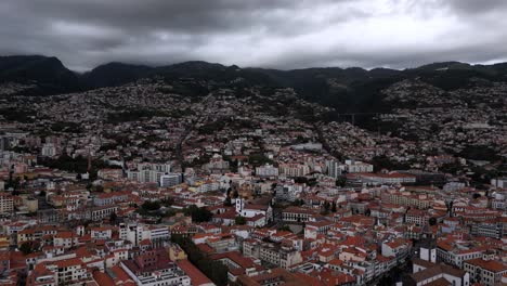 Panorama-Luftaufnahme-Des-Stadtbildes-Von-Funchal-Im-Portugiesischen-Madeira-Archipel