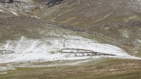 corral dentro de cerro nevado, pampas galeras, perú