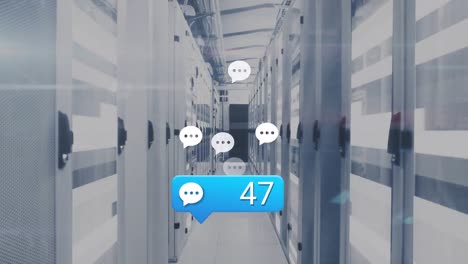 Animation-Des-Nachrichtensymbols-Mit-Steigenden-Zahlen-Vor-Lichtspuren-über-Dem-Computerserverraum