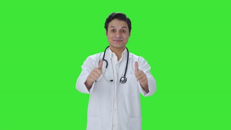 Feliz-Médico-Indio-Mostrando-Los-Pulgares-Hacia-Arriba-En-La-Pantalla-Verde