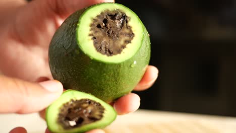 un aguacate maduro