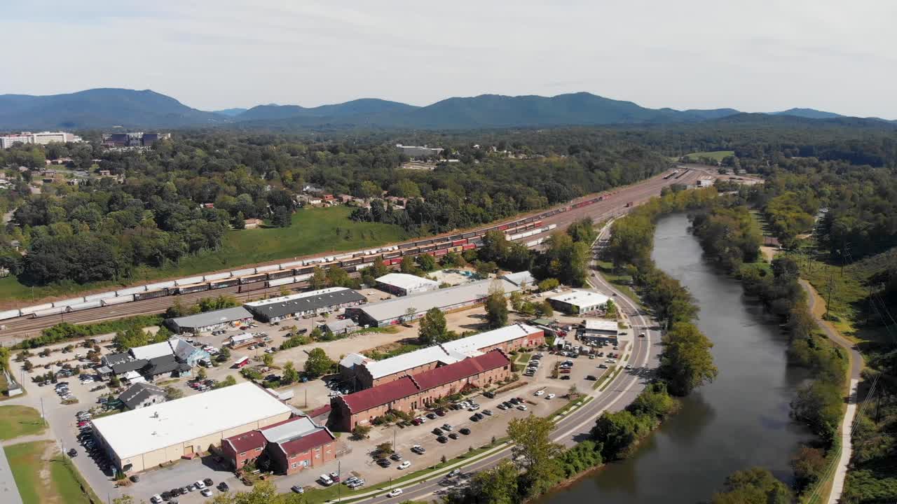 video aéreo de drones de 4k del río ancho francés, el patio de trenes del sur de norfolk y el distrito de artes fluviales en asheville, nc