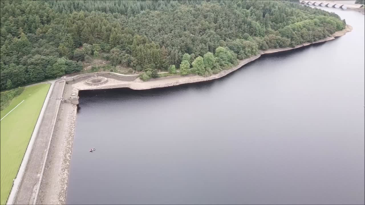 uno de los muchos embalses del área de peak district, aquí visto desde lo alto