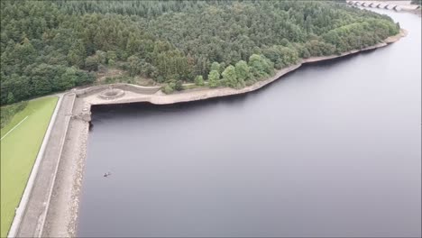 One-of-the-many-reservoirs-of-the-Peak-District-area,-here-seen-from-up-high